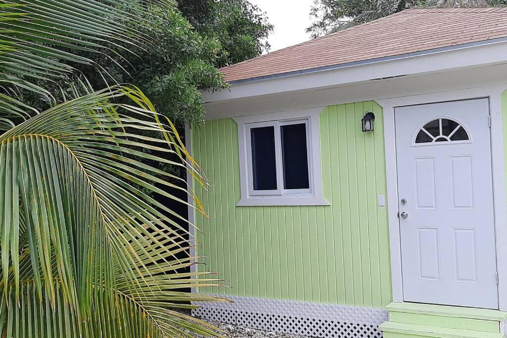 شقة Budget & Basic In Local Neighborhood, 7Min Drive To Downtown Nassau Beach Paradise المظهر الخارجي الصورة