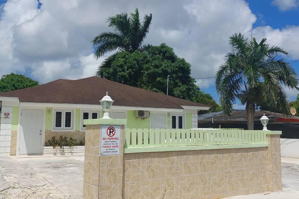 شقة Budget & Basic In Local Neighborhood, 7Min Drive To Downtown Nassau Beach Paradise المظهر الخارجي الصورة