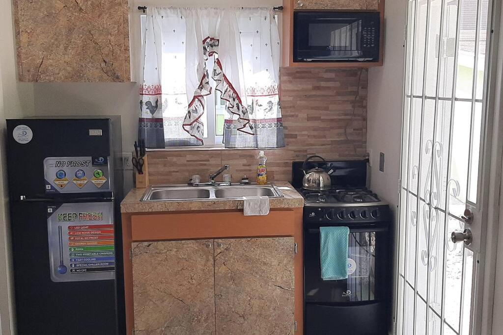 شقة Budget & Basic In Local Neighborhood, 7Min Drive To Downtown Nassau Beach Paradise المظهر الخارجي الصورة