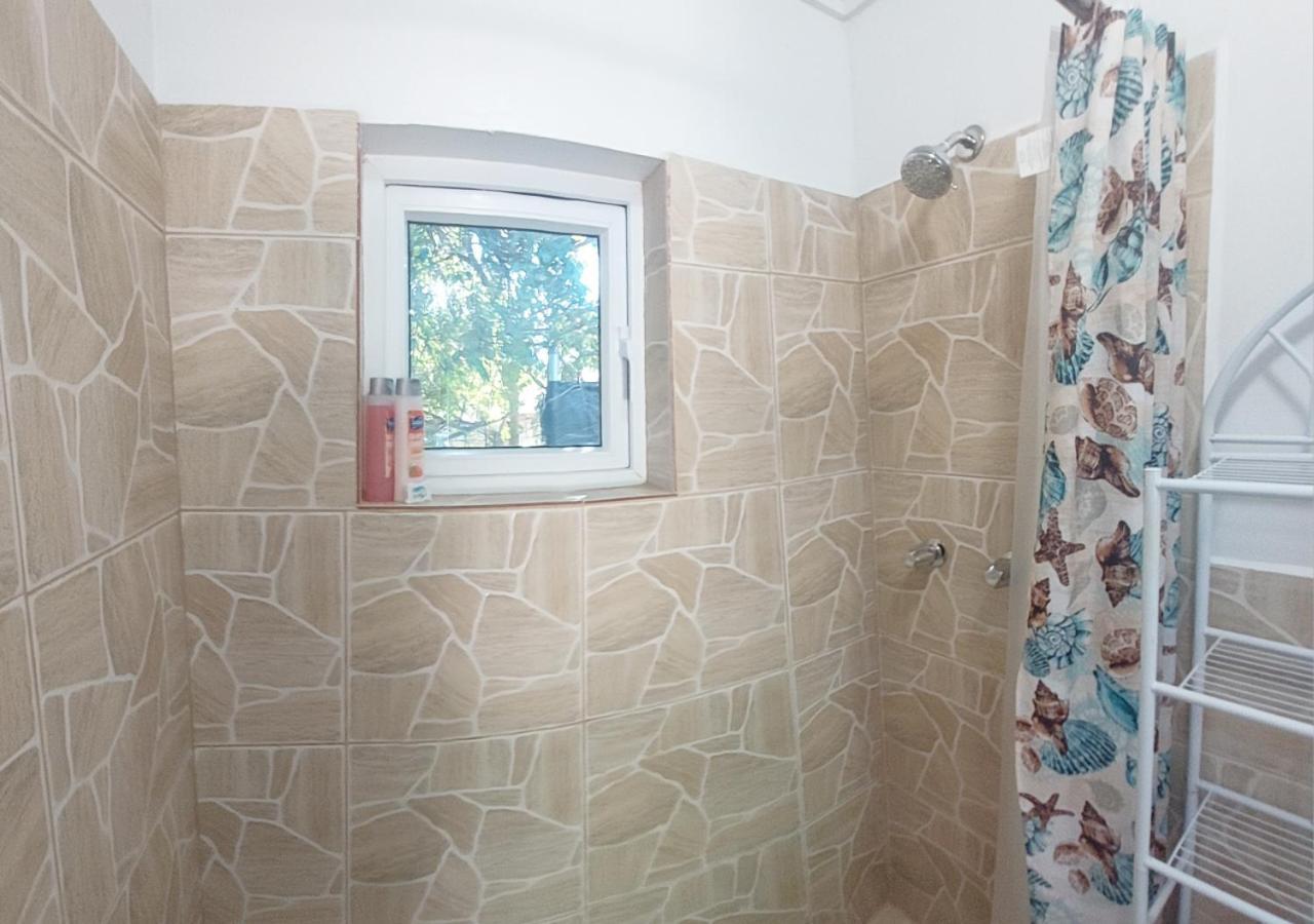 شقة Budget & Basic In Local Neighborhood, 7Min Drive To Downtown Nassau Beach Paradise المظهر الخارجي الصورة